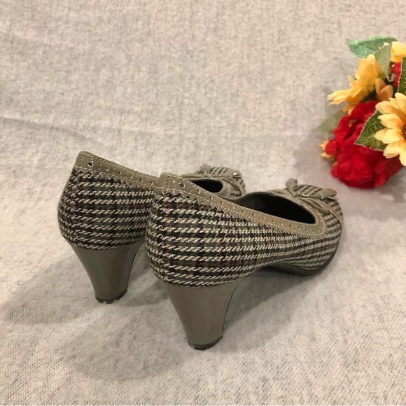 NWOT - Plaid Houndstooth Tweed Heeled Pumps with Gray Patent Trim & Tassel - Picture 8 of 16
